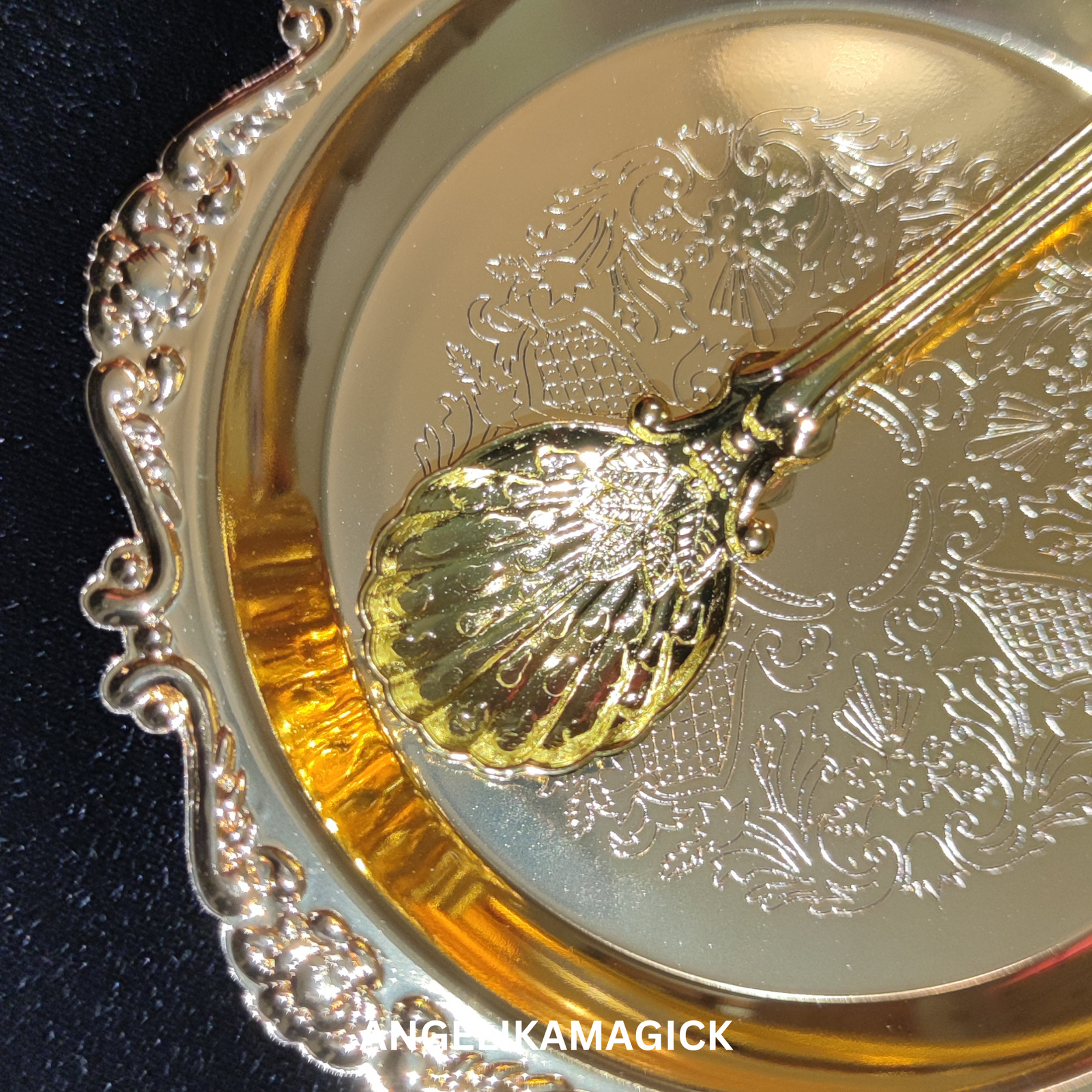 2 kpl Lumottu kultainen lautanen/kynttilänjalka, jossa on 3 toimintoa: puhdistava, 3x tehostava kynttilä, 3x tehostava tarjonta - kirjoittanut Angelika Magick